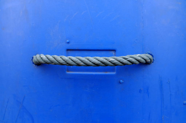 Мотузка ручка з синього відра. - Фото, зображення
