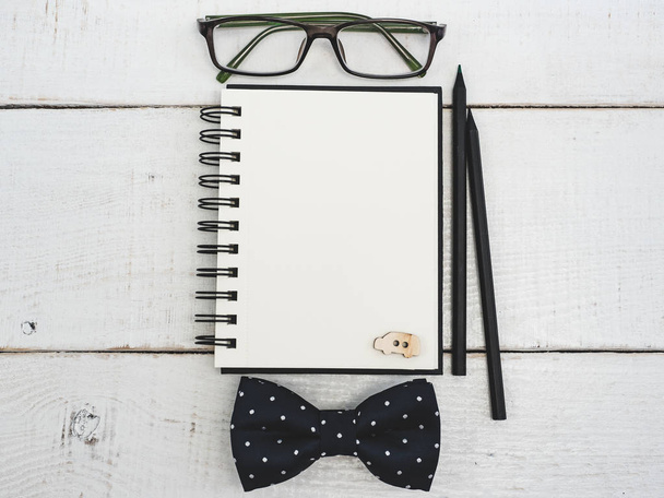 Empty notepad page for Your wishes - 写真・画像