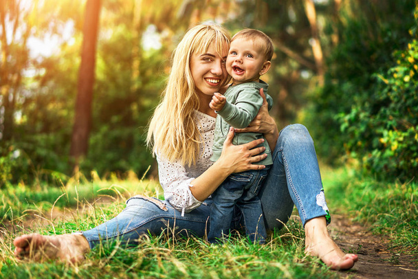 Happy mother with her little daughter playing outdoor - Foto, imagen