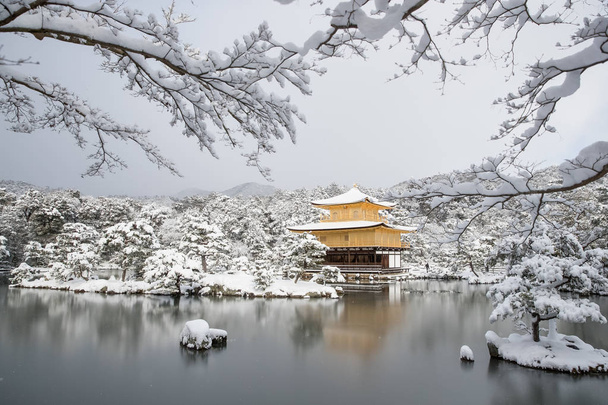 Templo Zen Kinkakuji con nevadas en invierno 2017
 - Foto, Imagen