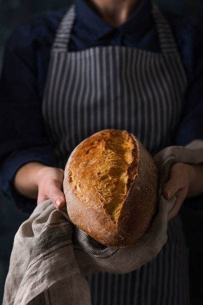 Baker εκμετάλλευση φρέσκο σπιτικό ψωμί - Φωτογραφία, εικόνα
