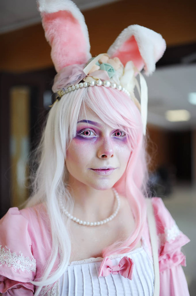 Διεθνές Φεστιβάλ ένα cosplay. Cosplayer σε ροζ χρώμα - Φωτογραφία, εικόνα