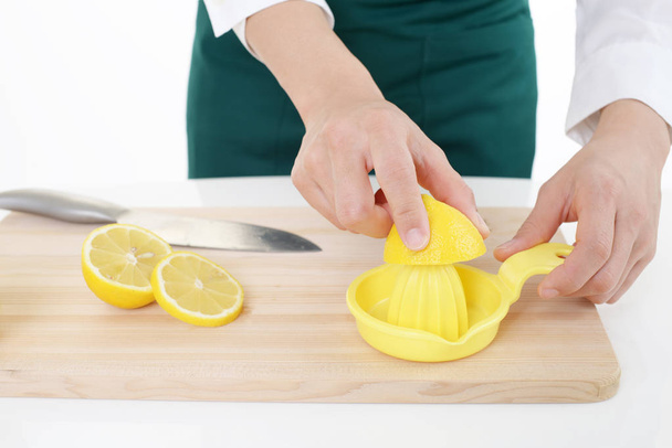 Citrons frais avec un pressoir
  - Photo, image