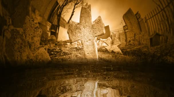 alter verlassener Friedhof spiegelt sich im Wasser - Filmmaterial, Video