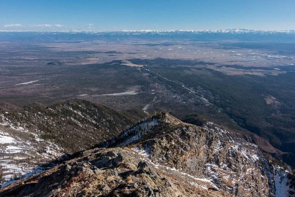View of Arshan village and Tunkinskaya valley from the mountain - Foto, imagen