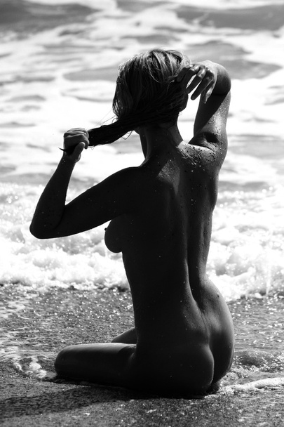 Nude on the beach - black and white3 - Foto, immagini