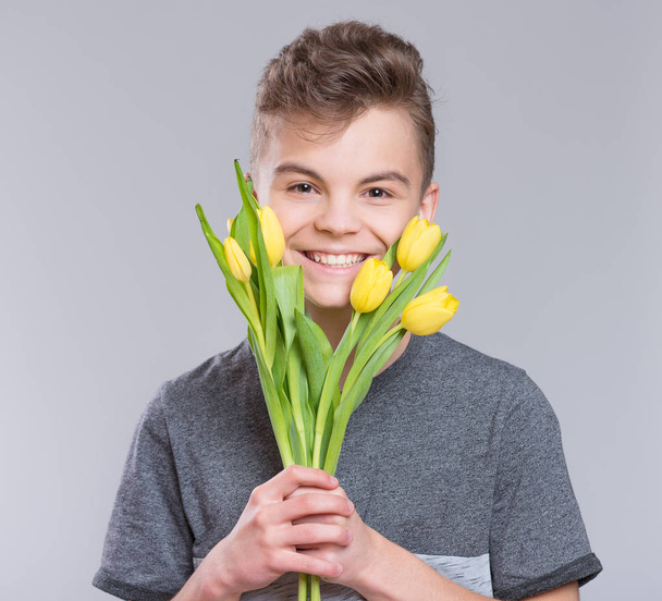 Teen boy with flowers - Foto, Bild