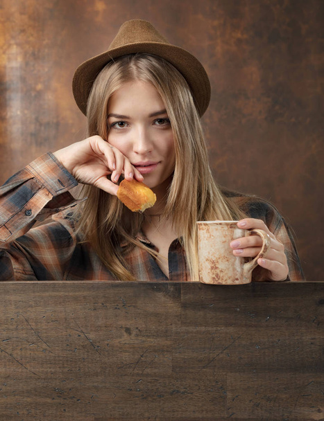 Mujer con café y una magdalena
. - Foto, Imagen