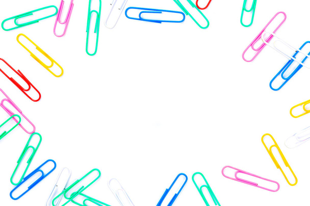 Close-up de clipes de papel multicoloridos em um fundo branco, Meta
 - Foto, Imagem