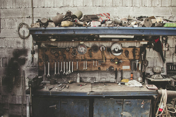 mesa de metal vieja en un taller de metal lleno de herramientas
 - Foto, Imagen