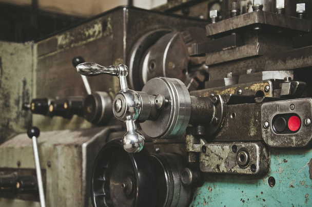 Κουμπί προσεγγιστικής ρύθμισης σε vintage τόρνο στο εργαστήρι του ένα locksmit - Φωτογραφία, εικόνα