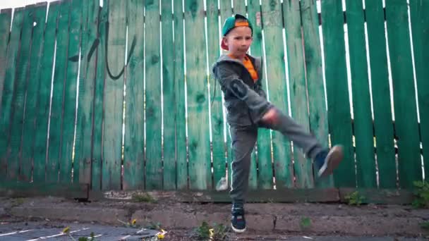 Giovani balli breakdancer sullo sfondo del vecchio recinto di legno verde, 5 anni b-boy
 - Filmati, video