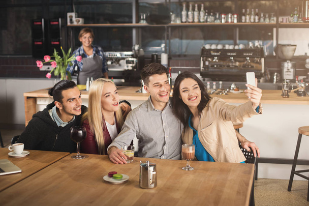 Jovens amigos felizes bebendo café no café
 - Foto, Imagem