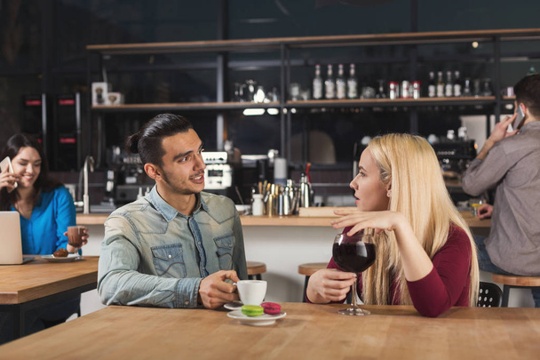 Happy young couple drinking coffee at cafe - Φωτογραφία, εικόνα