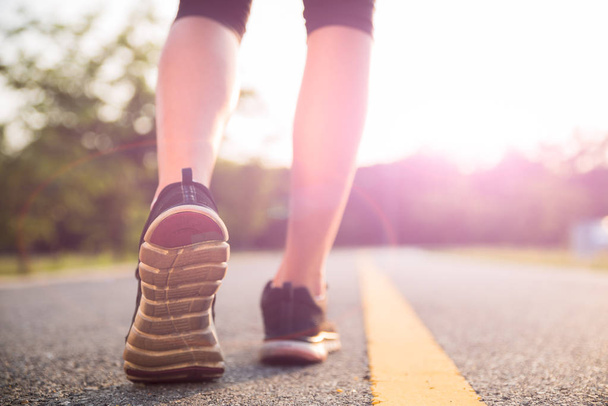 Koşu ve yürüyüş kadın bacakları sağlıklı yaşam spor   - Fotoğraf, Görsel