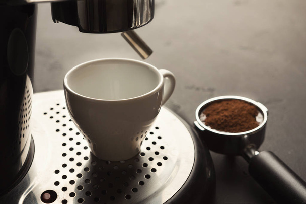 Brouwen koffie in professionele machine, close-up - Foto, afbeelding