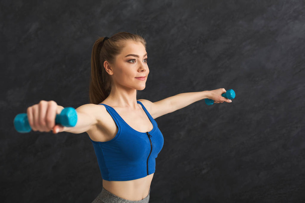 Fitness-Frau macht Übung mit Kurzhanteln - Foto, Bild