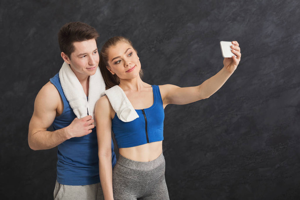 ジムで selfie を作る若いカップル - 写真・画像