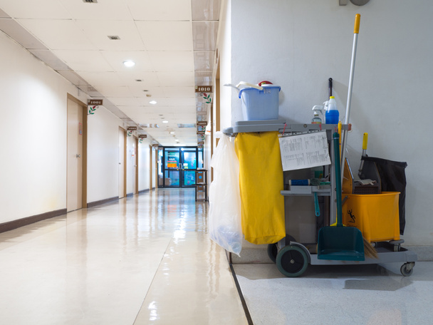 Візок для прибирання чекає на прибиральницю або прибиральницю в лікарні. Відро і набір прибирального обладнання в лікарні. Концепція обслуговування, працівники та обладнання для очищення та здоров'я
 - Фото, зображення