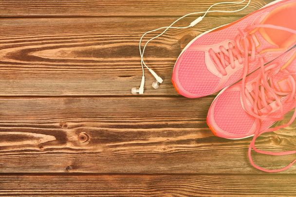 Ροζ αθλητικά παπούτσια στην ξύλινη υφή - Φωτογραφία, εικόνα