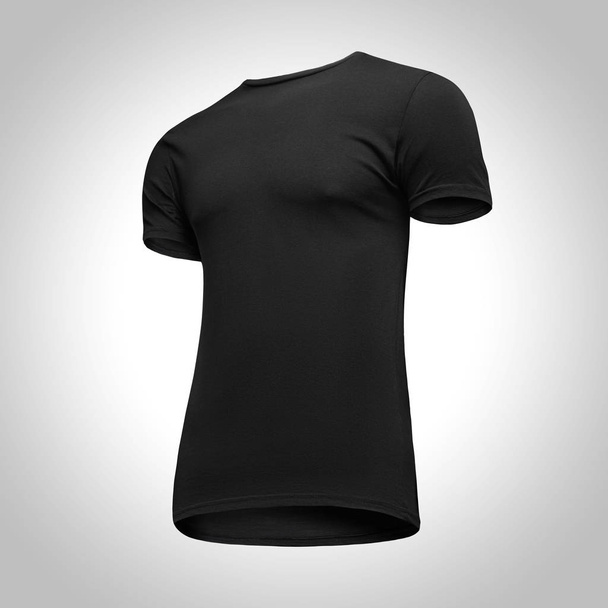 Κενό πρότυπο άνδρες μαύρο t πουκάμισο Κοντομάνικο, πρόσοψη μισή στροφή κάτω προς τα πάνω, απομονώνονται σε γκρι φόντο με διαδρομή αποκοπής. Κοροϊδεύω tshirt έννοια για το σχεδιασμό και την εκτύπωση - Φωτογραφία, εικόνα