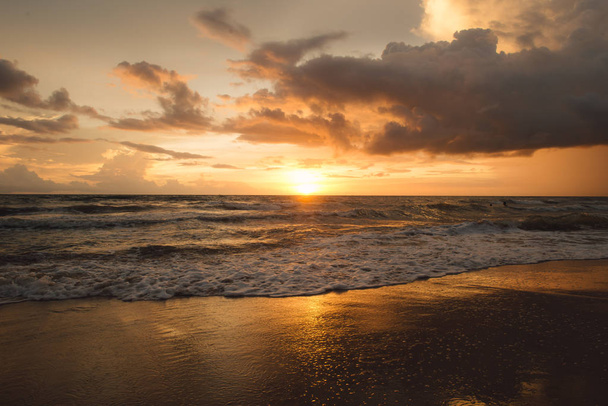 Захід сонця. Прекрасний захід сонця в Балтійському морі. Золоте море захід сонця
. - Фото, зображення