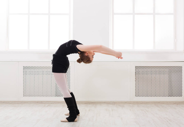 Schöne Ballerina steht im Ballett-Croise - Foto, Bild