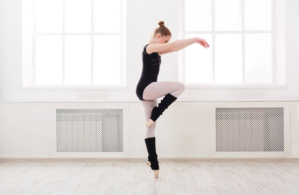 Egy gyönyörű ballerina áll piruett balett - Fotó, kép