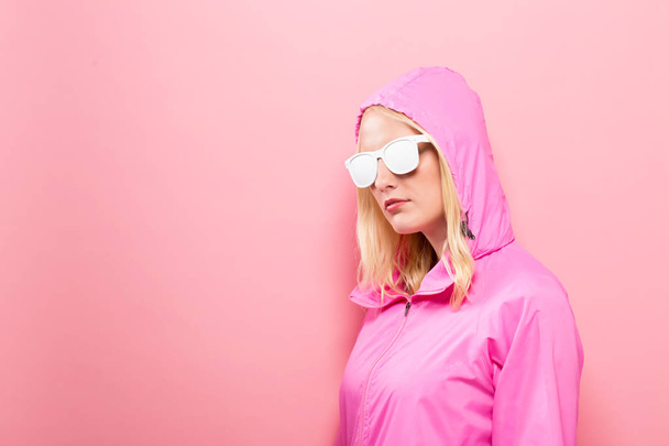 Fashionable woman in raincoat and sunglasses - Foto, afbeelding