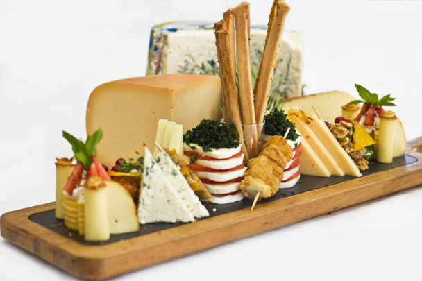 Cheese plate: roquefort with blue mold, cheddar, smoked cheese,  - Foto, Imagen