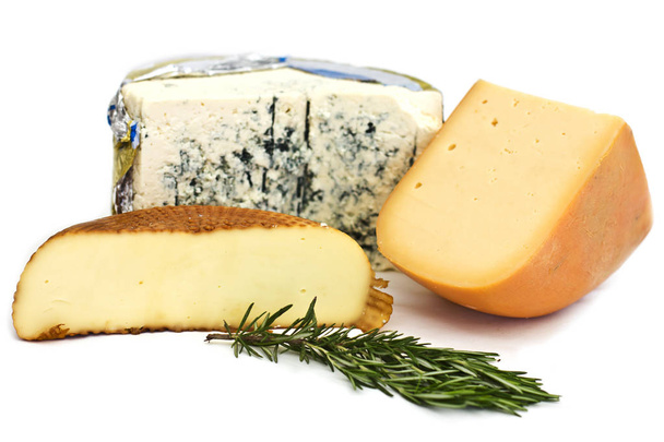 Peynir ayarlayın. Rokfor mavi kalıp, kaşar ve füme peynir ile. - Fotoğraf, Görsel