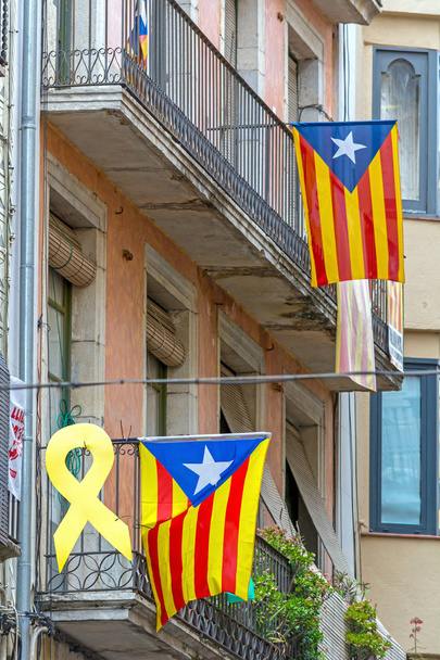 Bandera de Cataluña en balcón
 - Foto, imagen