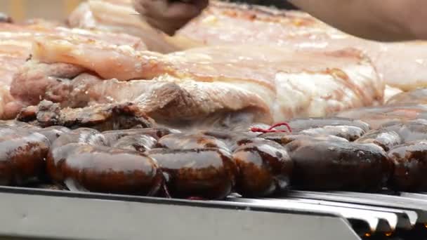 На грилі ребра і кров'яна ковбаса, Аргентинський продовольство - Кадри, відео