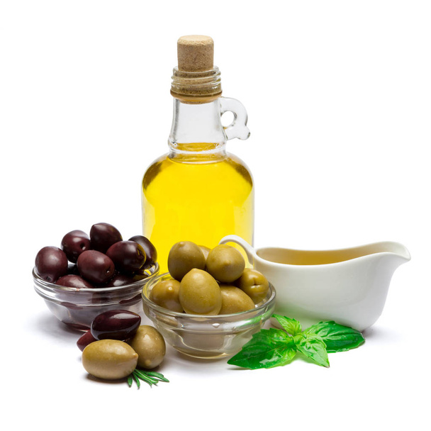 aceitunas verdes y aceite de oliva aislado sobre fondo blanco
 - Foto, imagen
