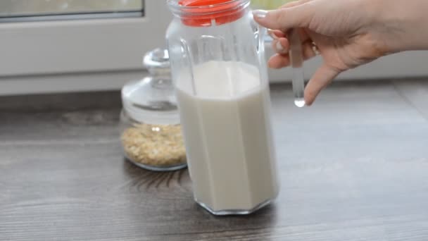 Process of making oat milk - Záběry, video