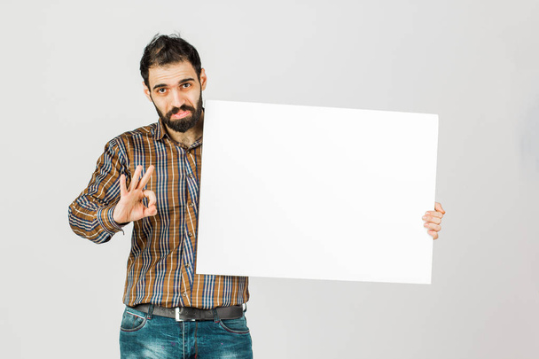 Портрет бородатого бизнесмена с белой пустой панелью в руках
 - Фото, изображение