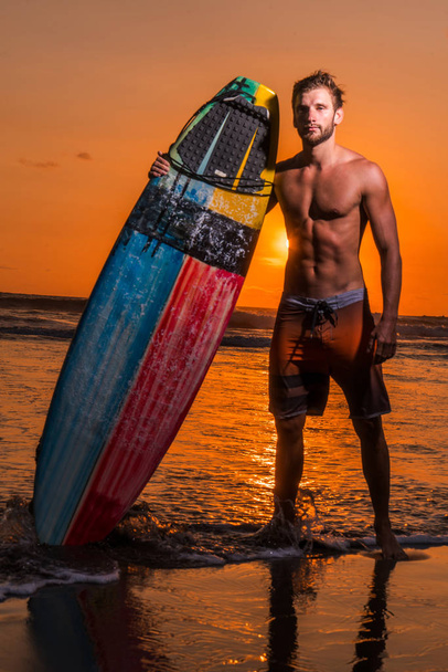 Surfer on the beach - Zdjęcie, obraz