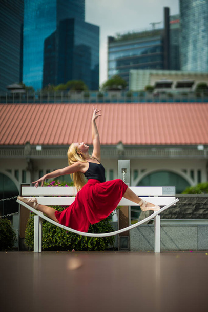 Ballet dancer woman dancing ballet in the city - Fotó, kép