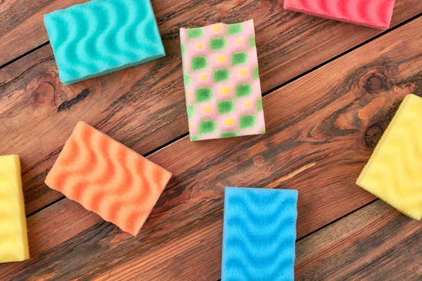 Grupo de esponjas de cozinha multicoloridas
. - Foto, Imagem