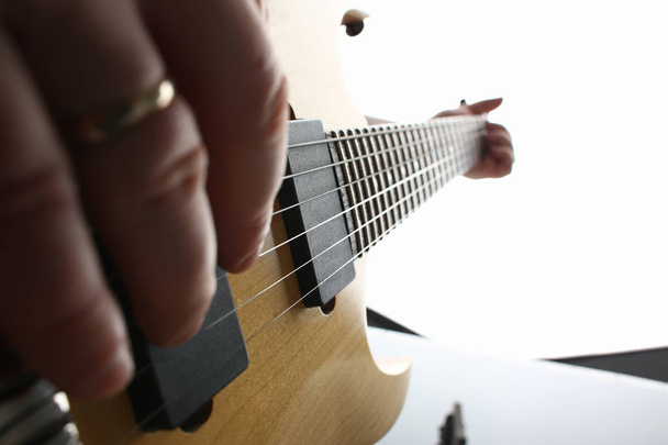 Mani maschili che suonano la chitarra elettrica sulla tastiera in acero
 - Foto, immagini