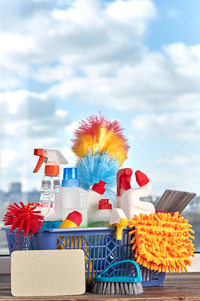 Grupo de productos para la limpieza en cesta
. - Foto, Imagen