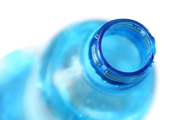Бутылка с водой крупным планом
 - Фото, изображение