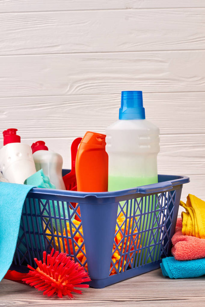 Variedade de produtos de limpeza na cesta
. - Foto, Imagem
