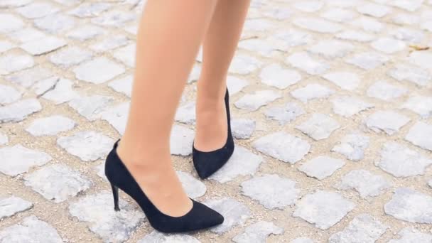 női lábak, fekete cipő, egy kő út - Felvétel, videó