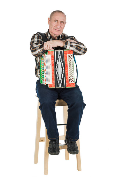 Portret mężczyzny, dziadek gra na akordeonie. Na białym tle o - Zdjęcie, obraz
