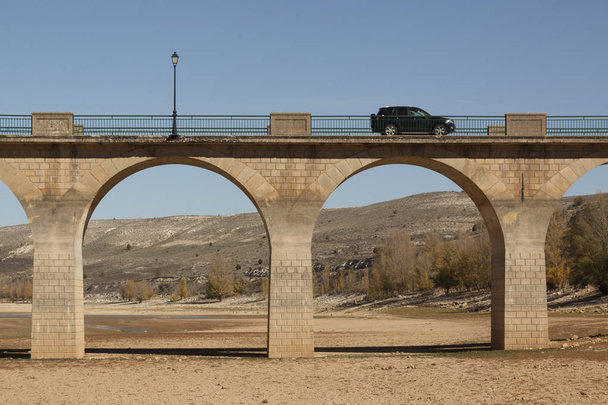 Linares rezervuar kuraklık. Köprü Maderuelo Segovia, Castilla y Leon. İspanya - Fotoğraf, Görsel