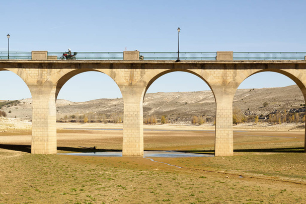 Dürre im Stausee von Linares. Brücke von maderuelo in segovia, castilla y leon. Spanien - Foto, Bild