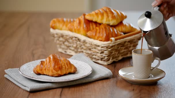 Perinteinen Aamiainen tuoreilla croissanteilla ja kahvilla
 - Materiaali, video