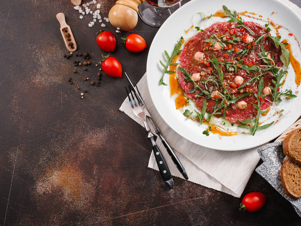 close-up view of delicious carpaccio on white plate - Фото, зображення