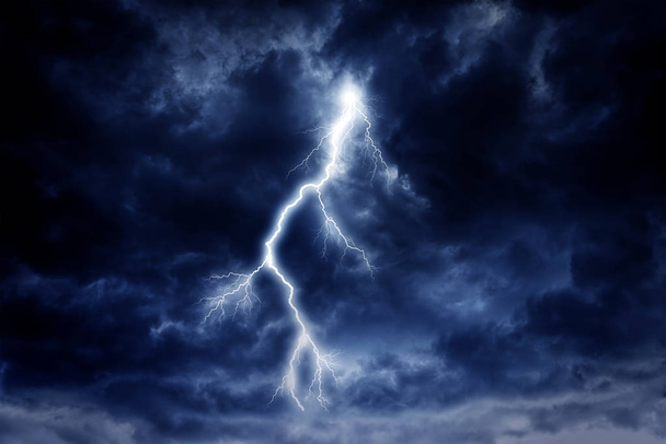 ein Blitzeinschlag an einem bewölkten, dramatisch stürmischen Himmel. - Foto, Bild